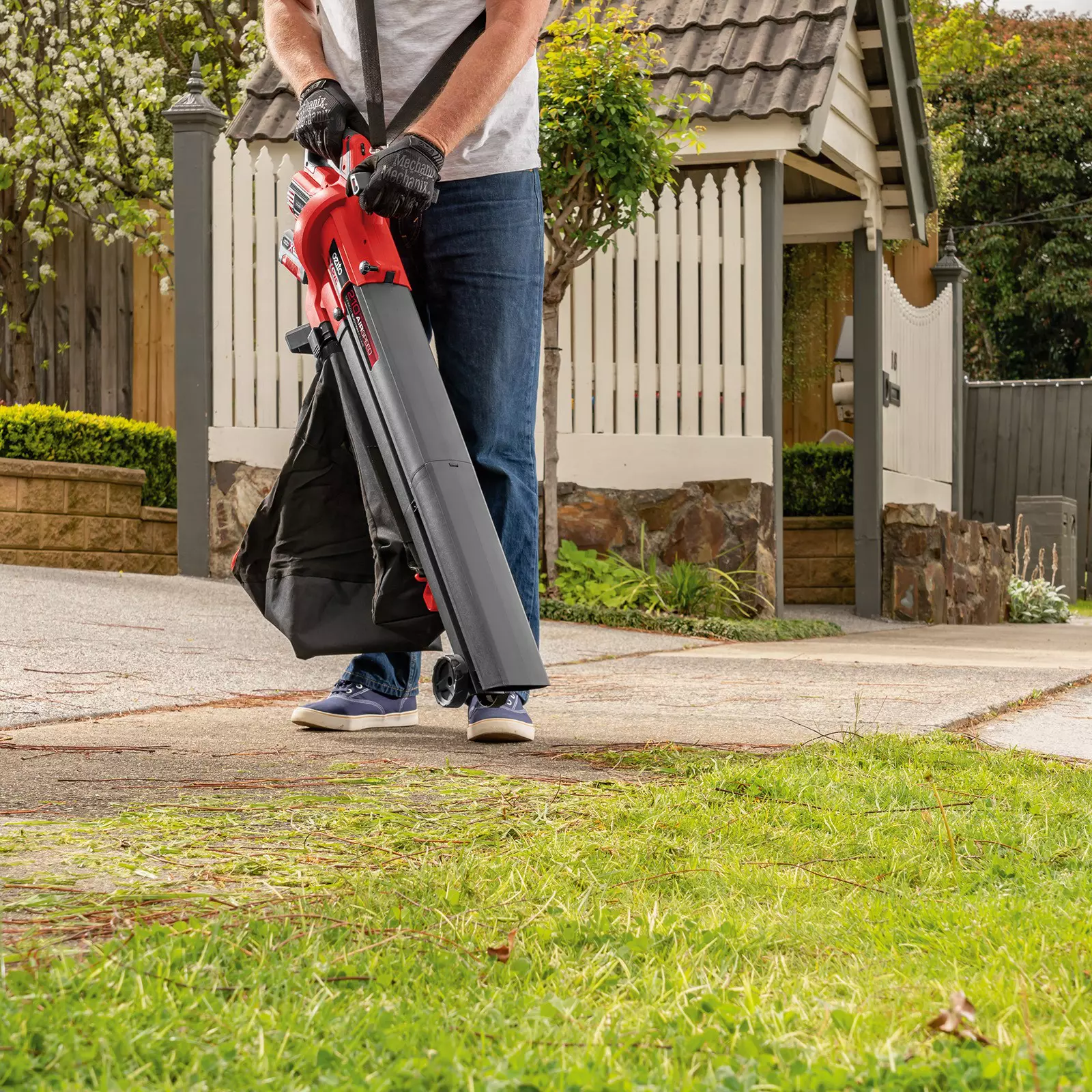 ozito-cordless-leaf-vacuum-3001188-example_usage-101