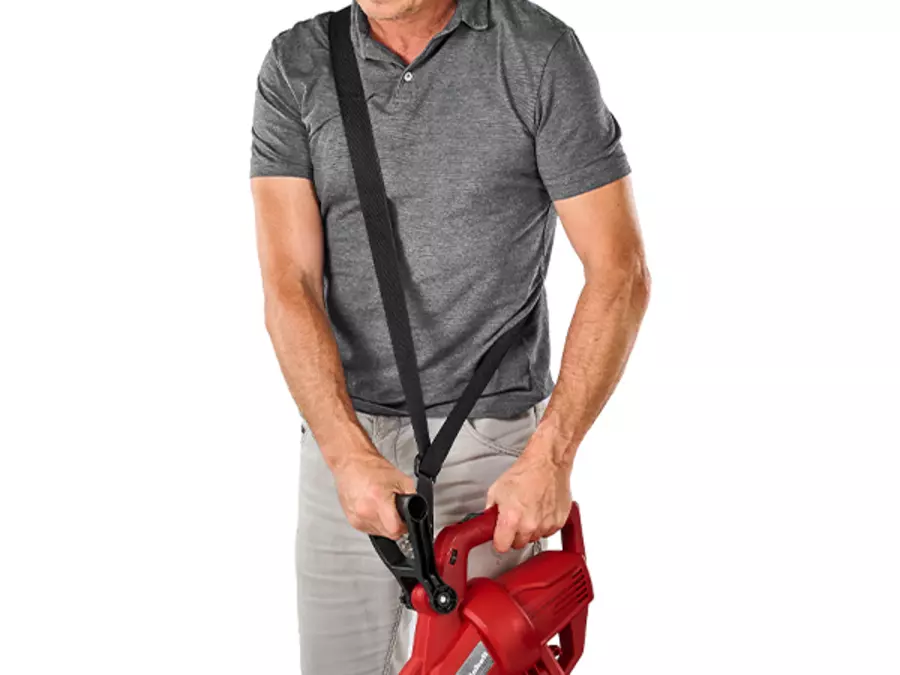 L’aspirateur à feuilles électrique Einhell GC-EL 3026 E, équipé d’une sangle de transport réglable pour un ménager le dos.