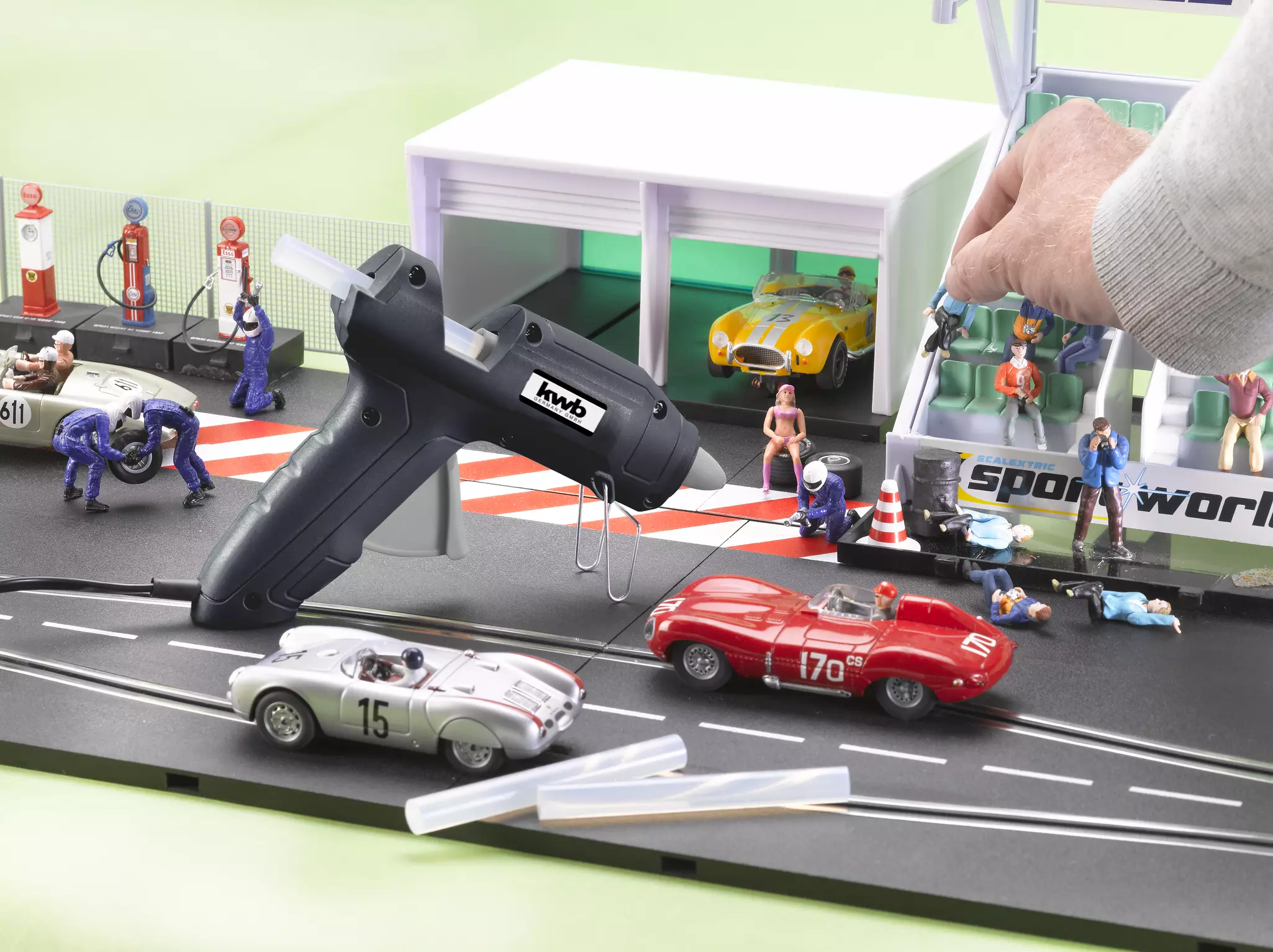 kwb-promo-glue-guns-49989490-example_usage-205