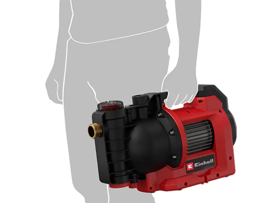 Bir kişi GE-AW 8054 Einhell Otomatik Ev ve Bahçe Pompasını taşıma kolundan tutarak taşımaktadır.