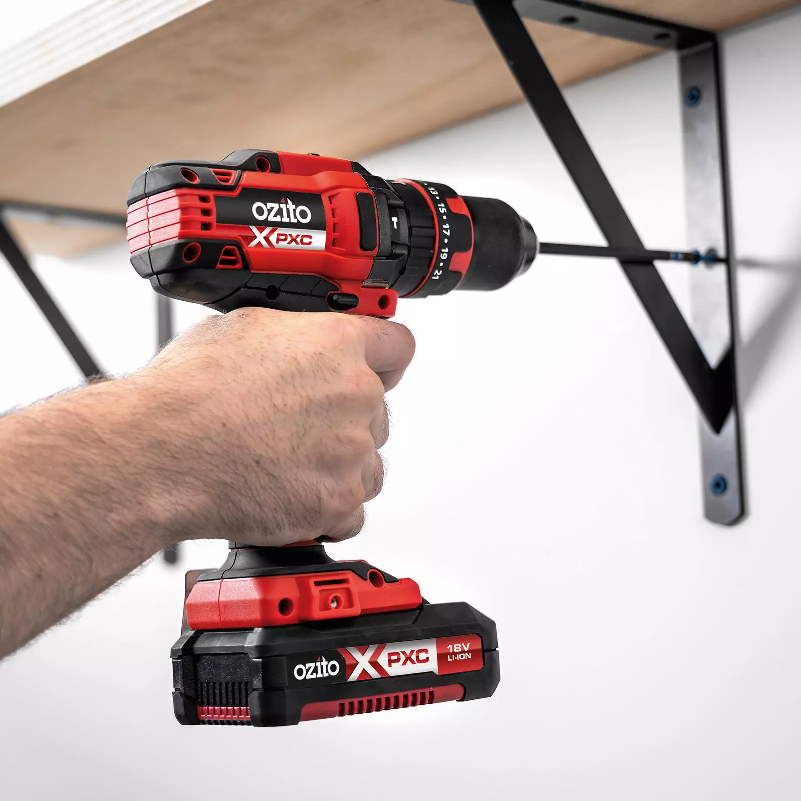 ozito-cordless-impact-drill-3001169-example_usage-102