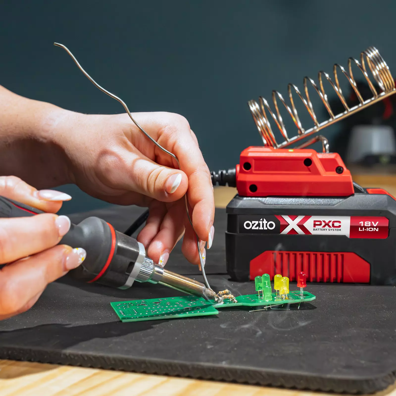 ozito-cordless-soldering-iron-3001114-example_usage-101