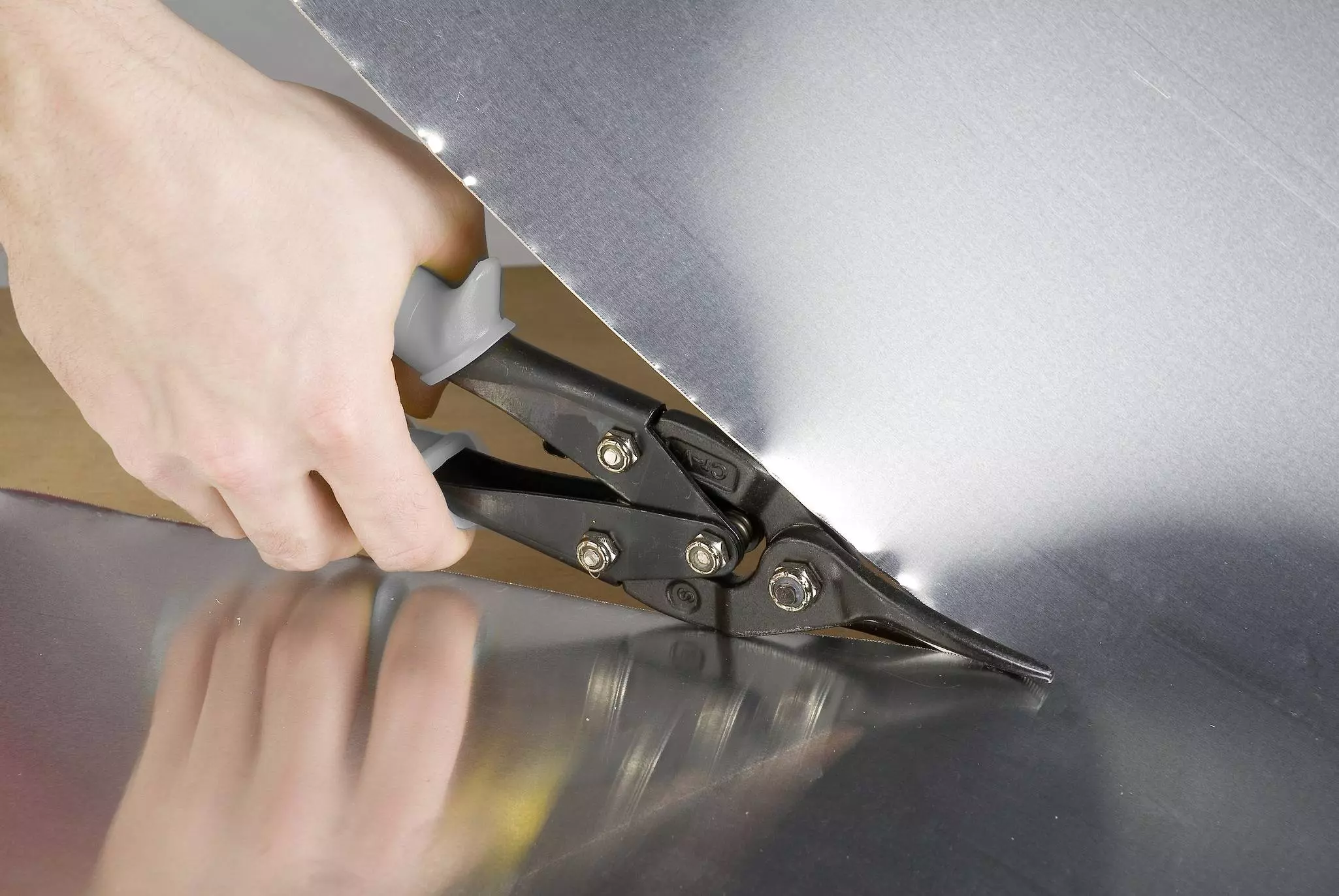 kwb-diy-tinsnips-49926300-example_usage-201