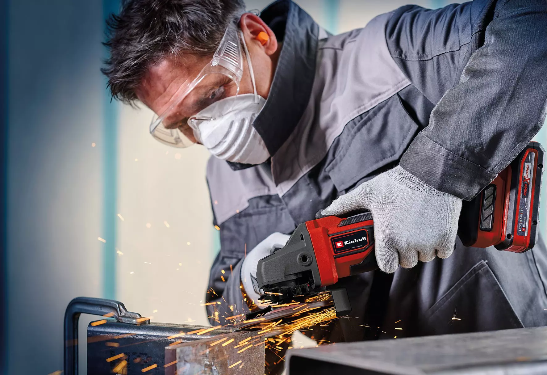 einhell-professional-cordless-angle-grinder-4431155-example_usage-001