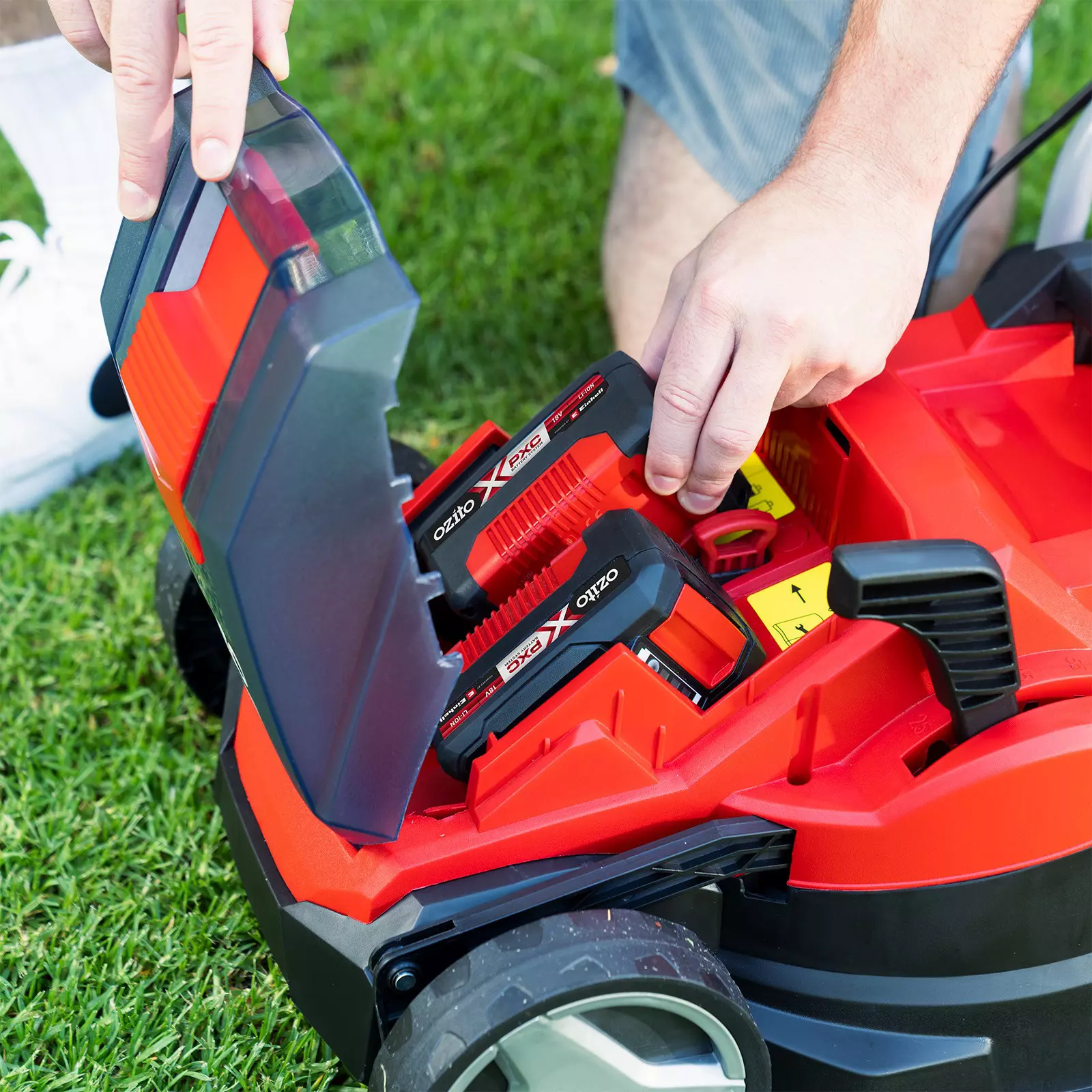 ozito-cordless-lawn-mower-3001397-example_usage-106