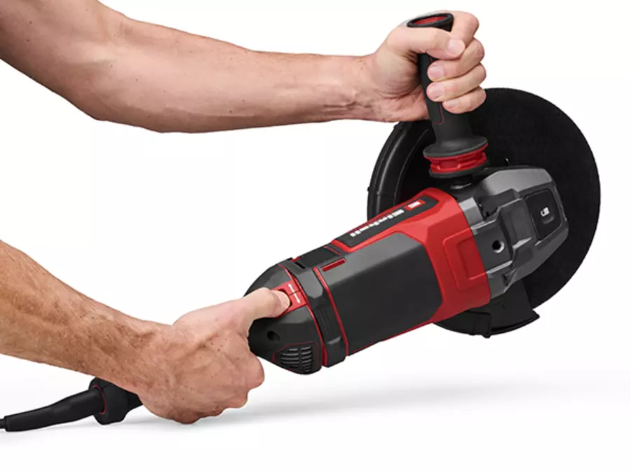 A pega principal giratória da rebarbadora angular Einhell Professional TP-AG 230/2400 é segurada com a mão.