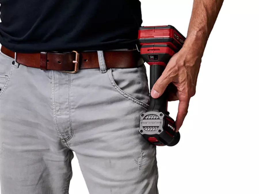 Der Einhell Professional Akku-Bohrschrauber TP-CD 18/70-C Li BL – Solo mit Gürtelclip an einem Gürtel befestigt.