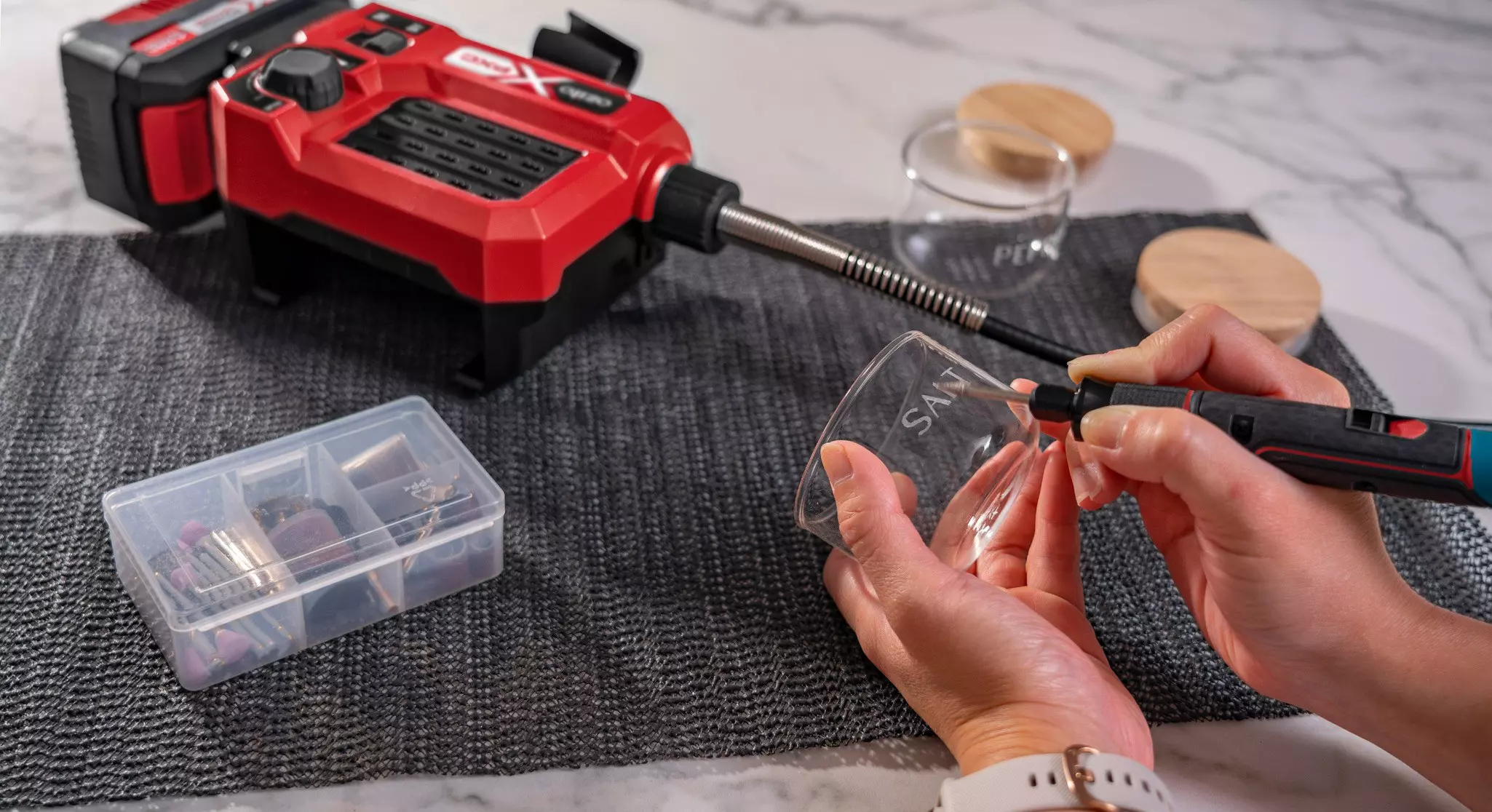 ozito-cordless-grinding-engraving-tool-3000864-example_usage-103