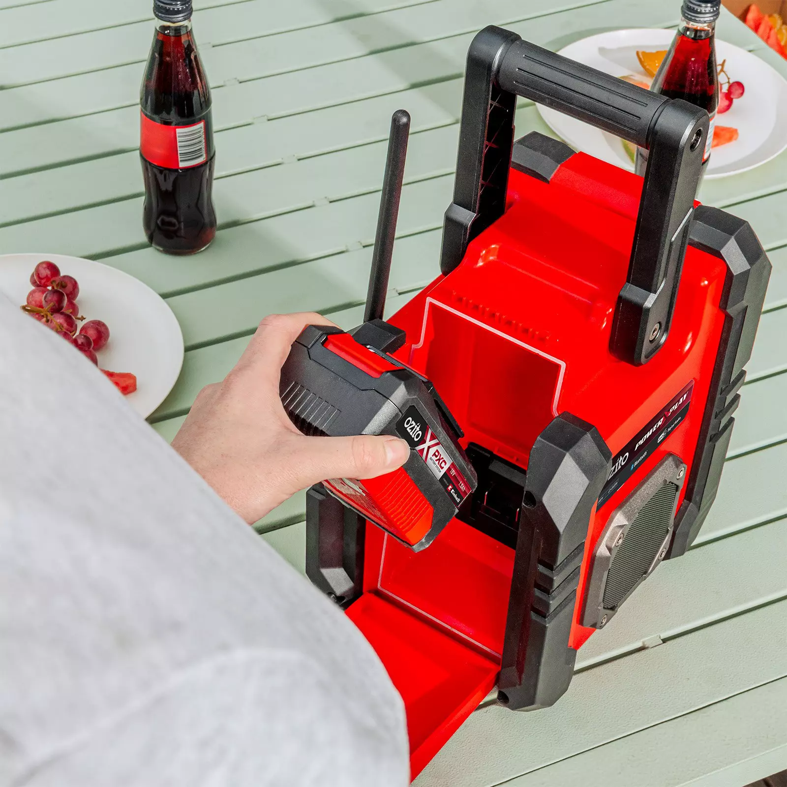 ozito-cordless-radio-3001296-example_usage-103