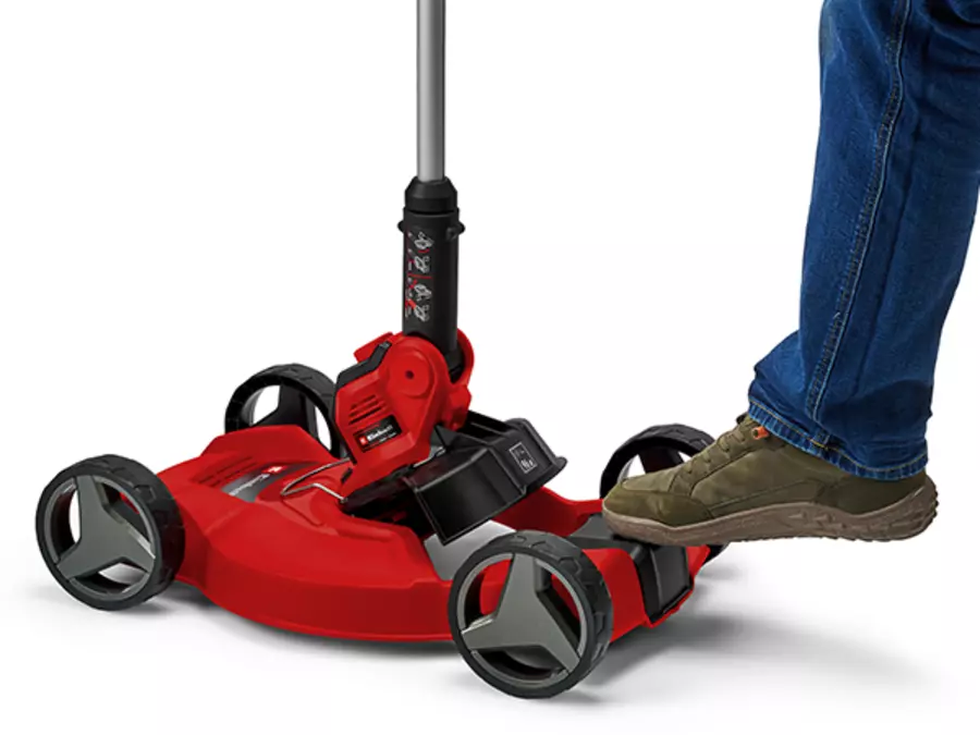 Der Einhell Akku-Rasentrimmer GE-CT 18/28 Li TC-Solo beim Einsetzen oder Entfernen des Trimmer-Carts; das Zubehör wird am Schneidkopf befestigt.