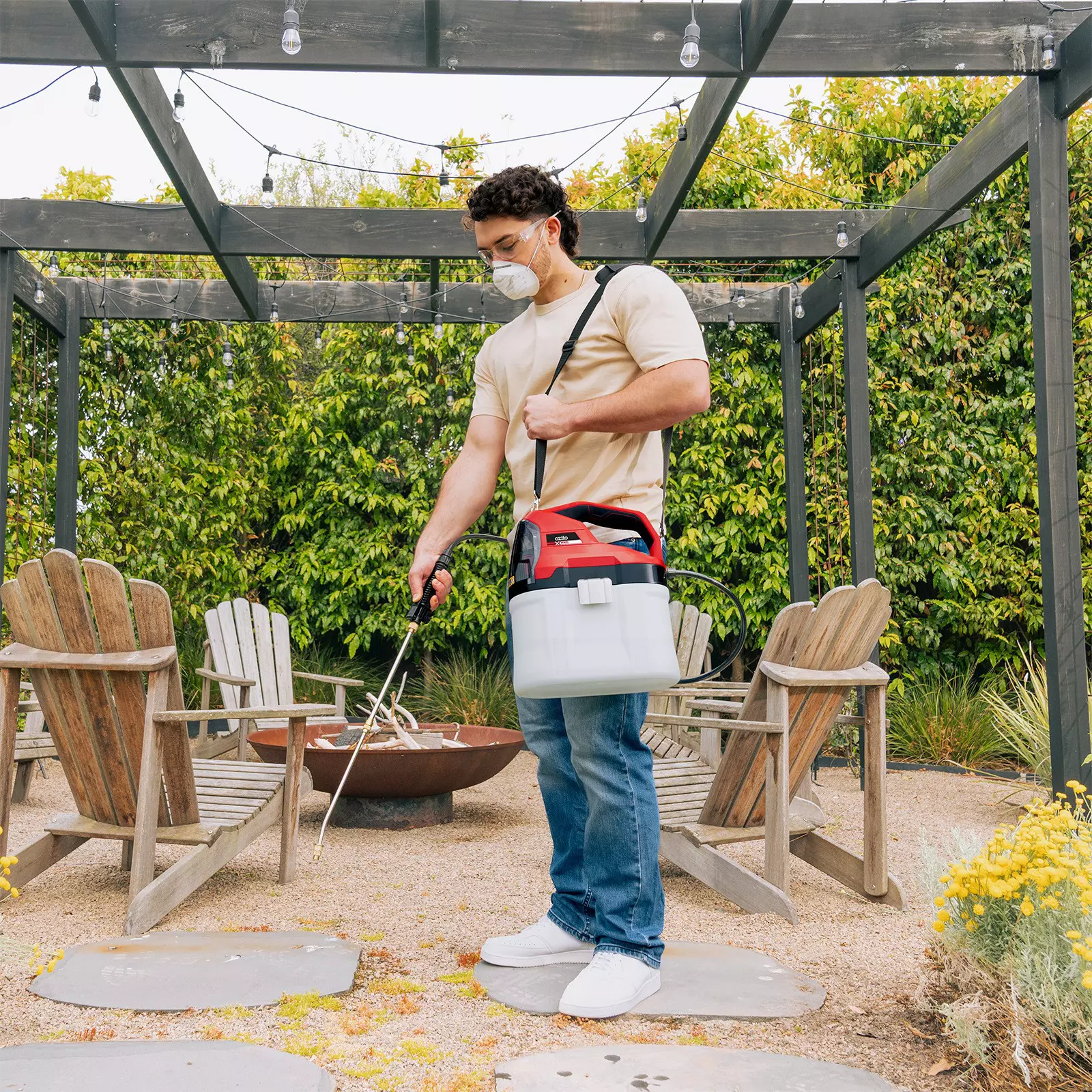ozito-cordless-pressure-sprayer-3001342-example_usage-104