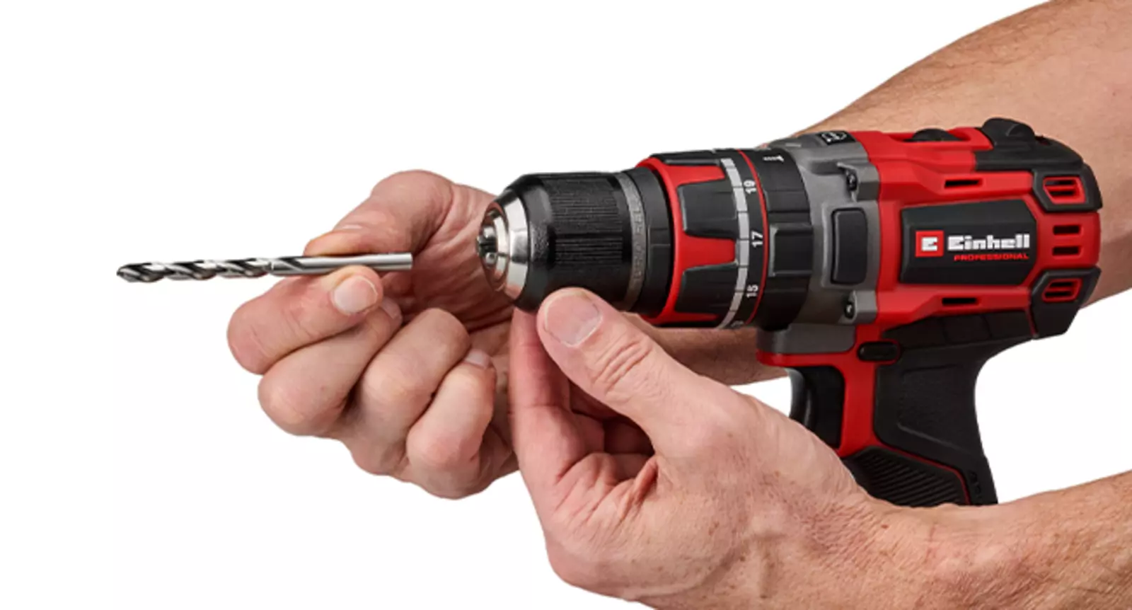 O Einhell berbequim de impacto a bateria TP-CD 18/60-T Li-i BL Solo com uma broca inserida no mandril de perfuração metálico robusto.