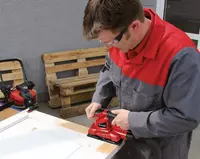 einhell-classic-orbital-sander-4460642-example_usage-001