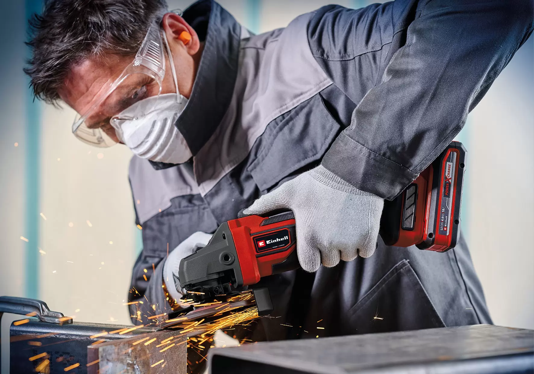 einhell-professional-cordless-angle-grinder-4431195-example_usage-001