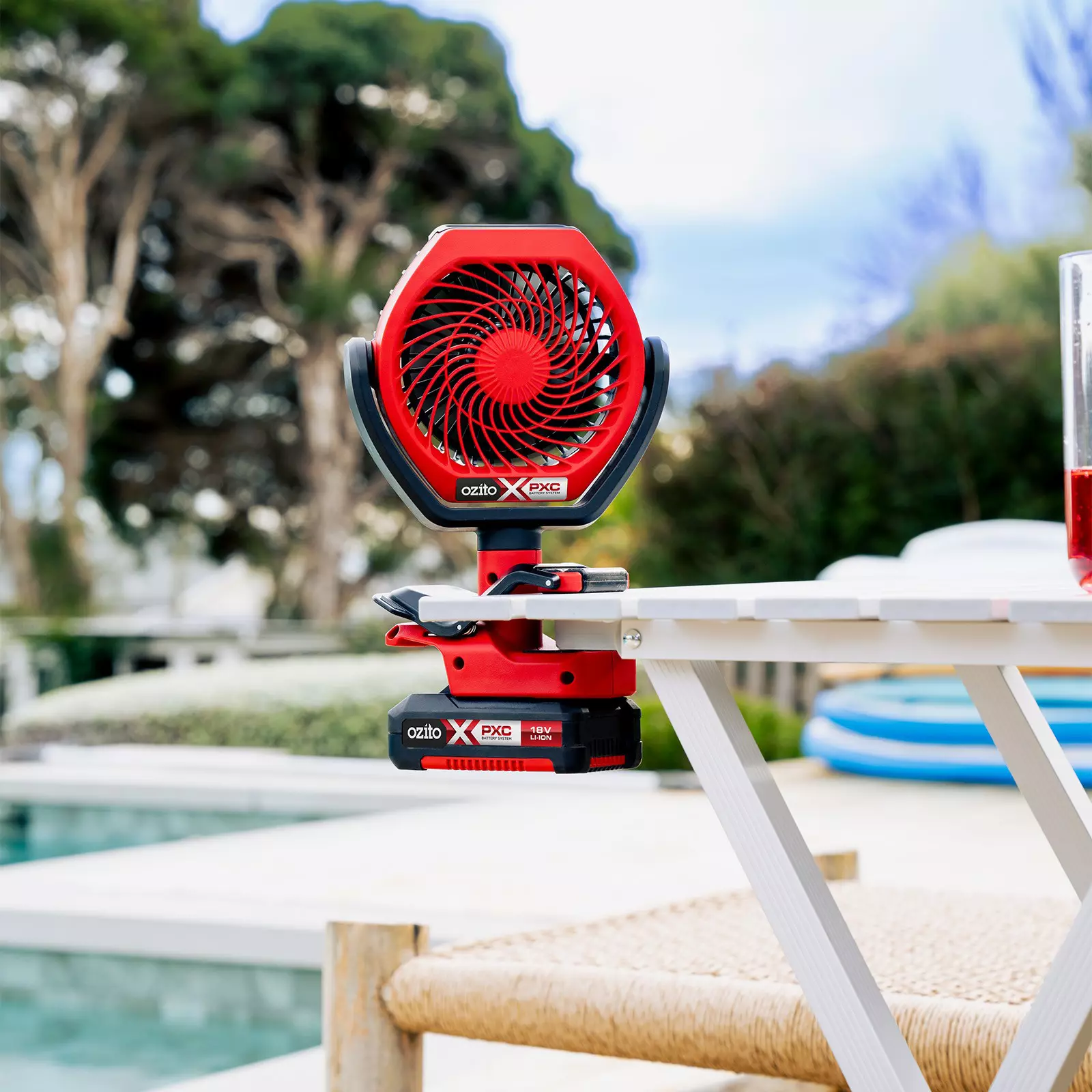 ozito-cordless-fan-3001232-example_usage-102