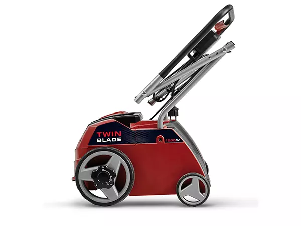 Der Einhell Elektro-Vertikutierer GC-ES 1231/1 mit eingeklapptem Führungsholm und rotem Pfeil zur Klappfunktion.