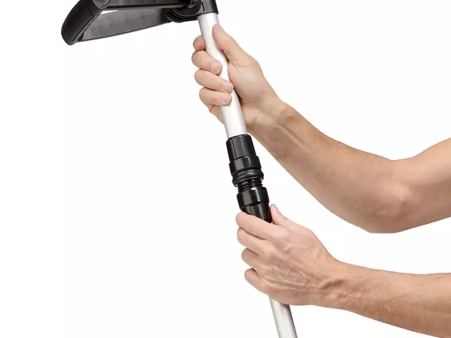 The telescopic guide shaft of the Einhell cordless grass trimmer GC-CLT 18/240 Li - Solo is being individually adjusted.