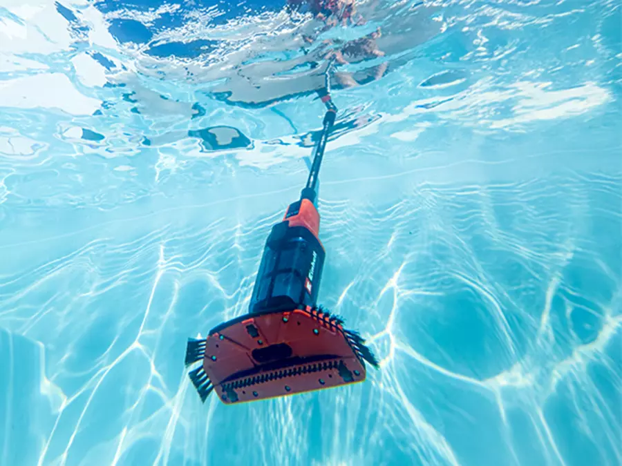 Der Einhell Akku-Poolsauger GE-PV 18/42 Li T-Solo bei der Unterwasserreinigung, angeschlossen an eine Teleskopstange.
