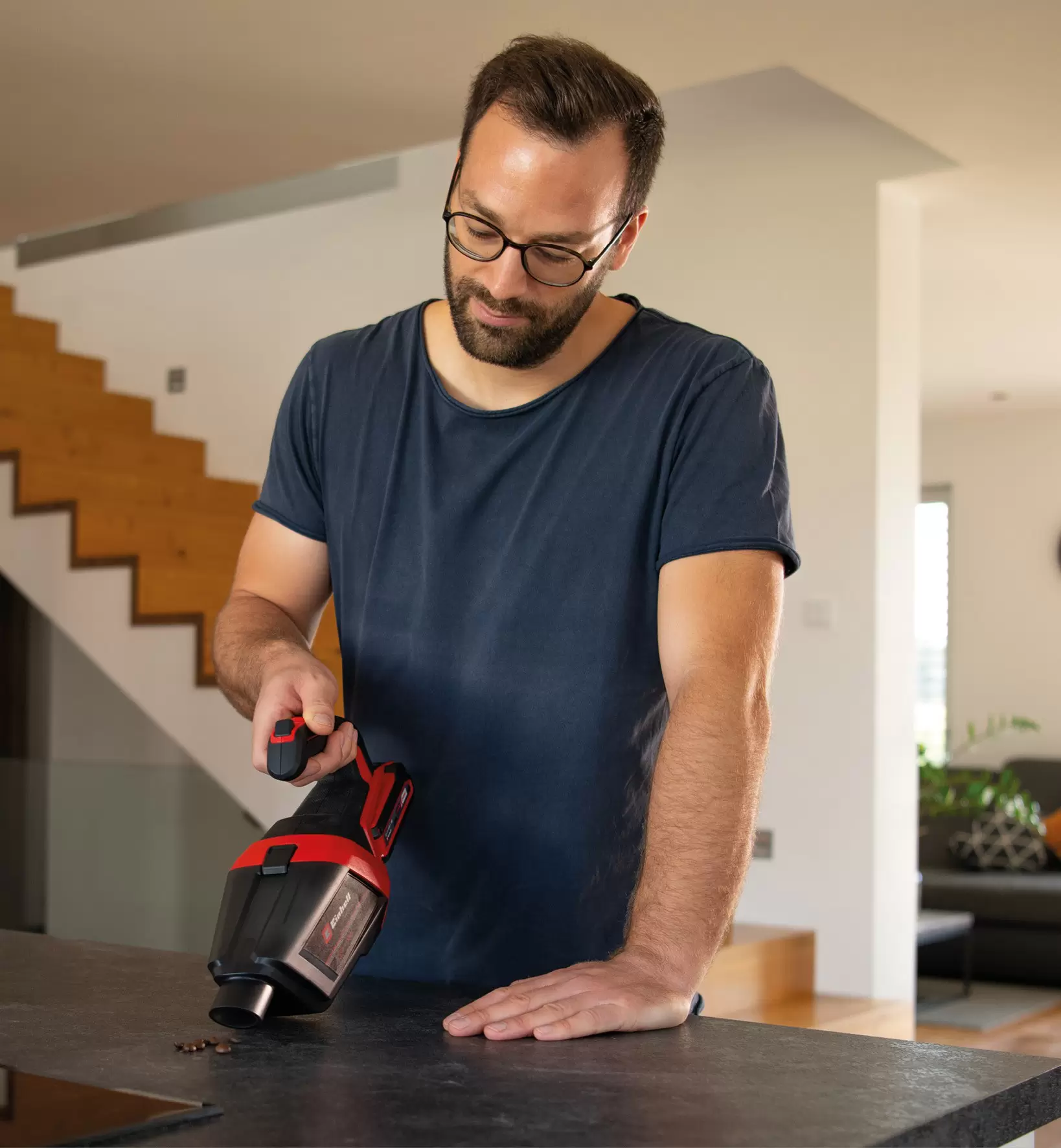 einhell-expert-cordless-vacuum-cleaner-2347190-example_usage-001