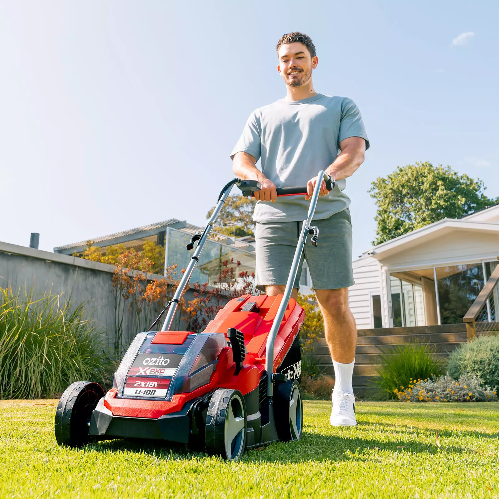 ozito-cordless-lawn-mower-3001397-example_usage-105