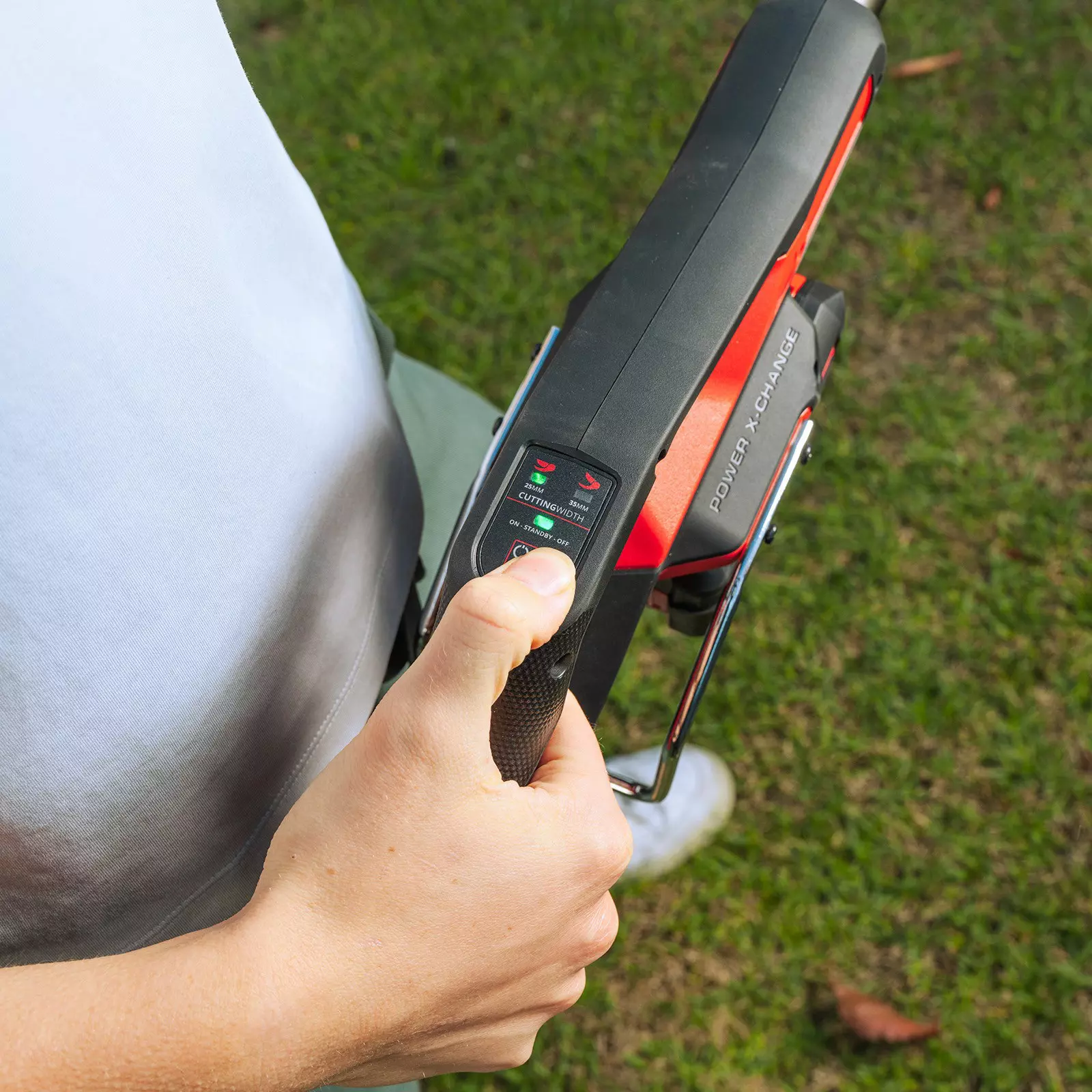 ozito-professional-cordless-pruning-shears-3001313-example_usage-103