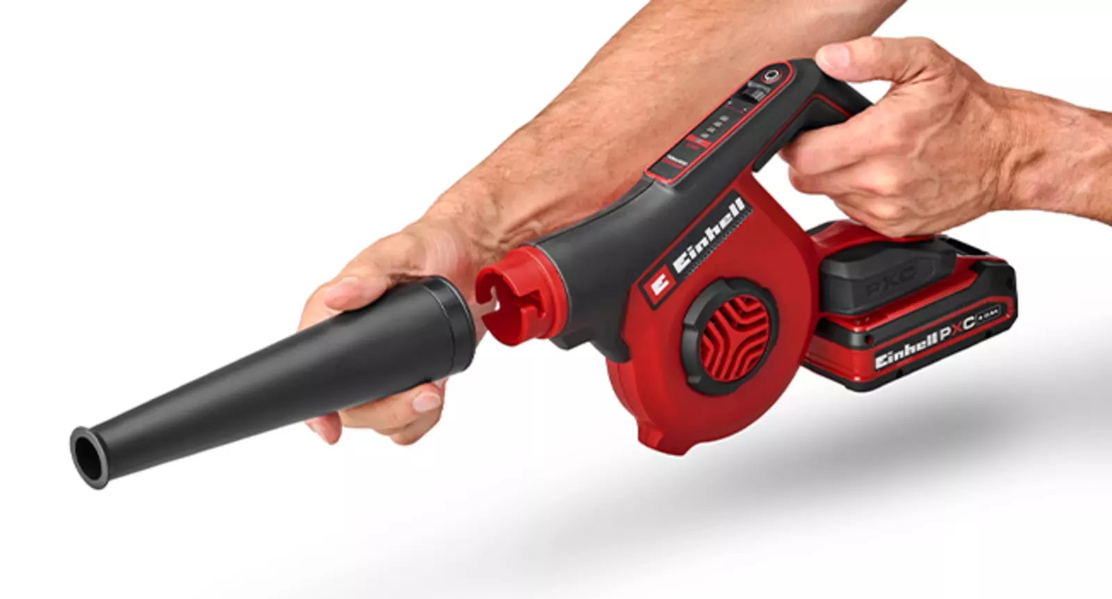 Der Einhell Akku-Bläser TE-CB 18/270 Li wird mit beiden Händen gehalten, die Düse wird per Bajonett-Aufnahme montiert.