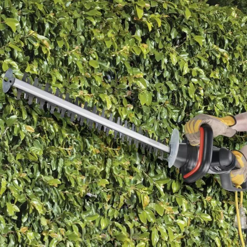 ozito-electric-hedge-trimmer-3000204-example_usage-102