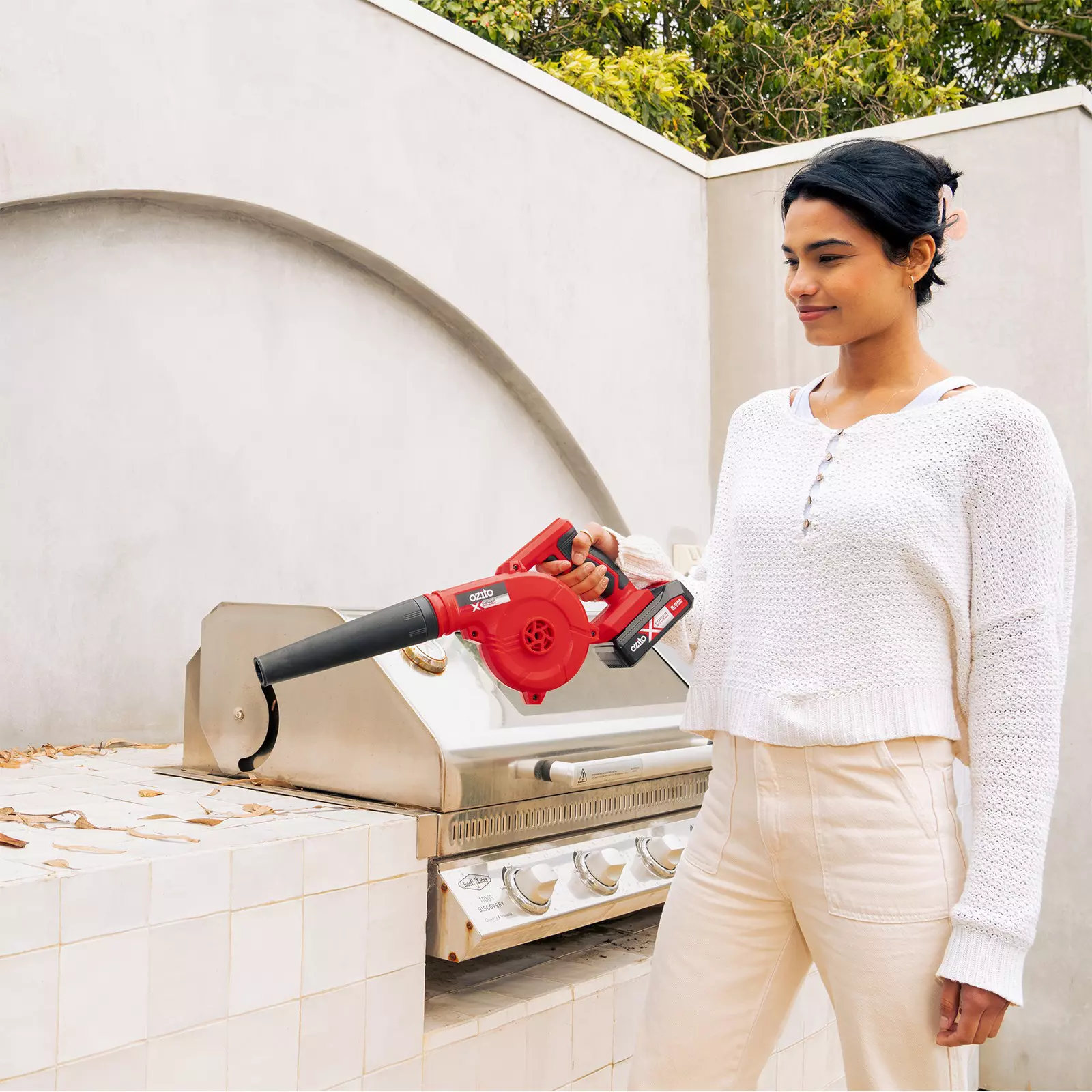 ozito-cordless-blower-3408000-example_usage-101