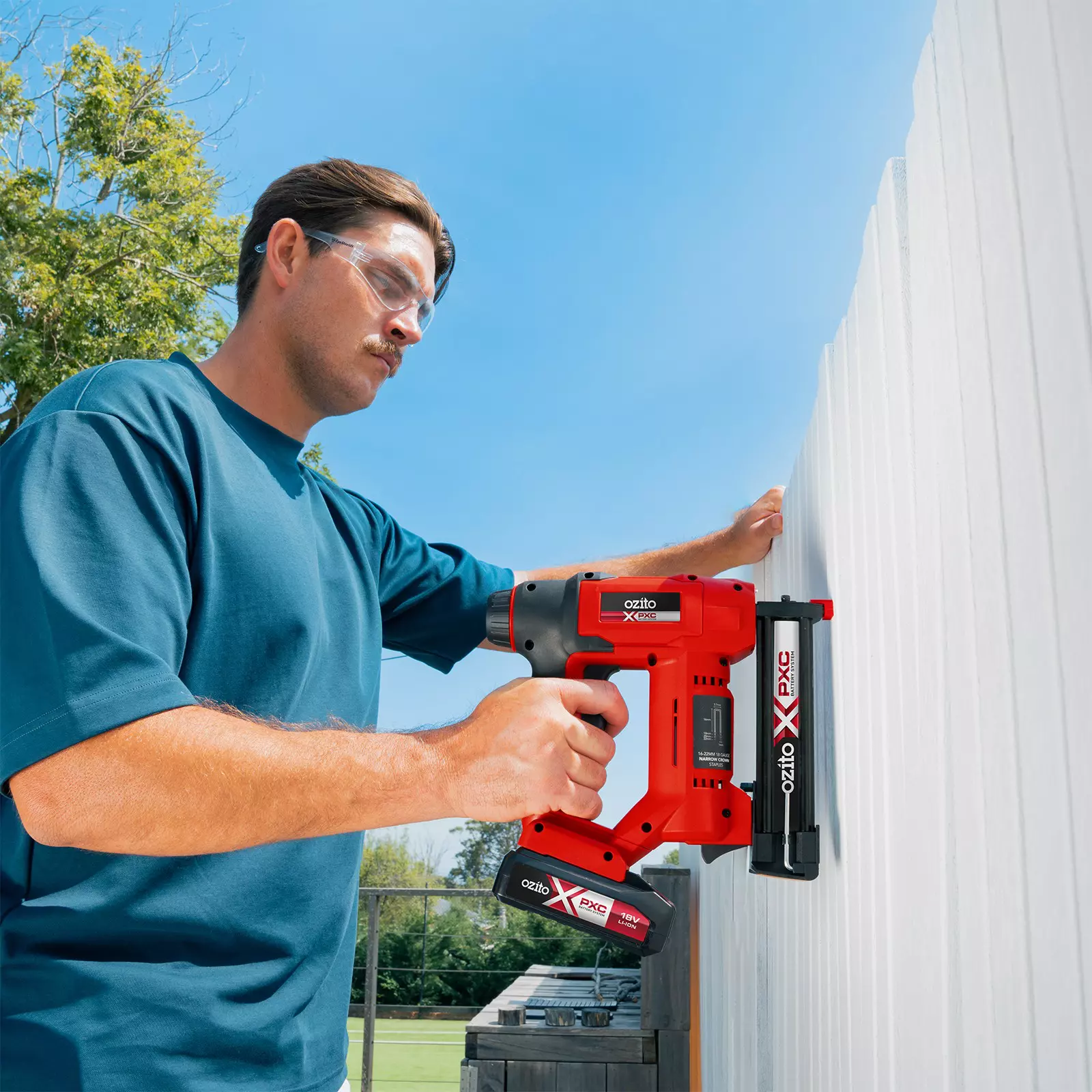 ozito-cordless-tacker-3000482-example_usage-101