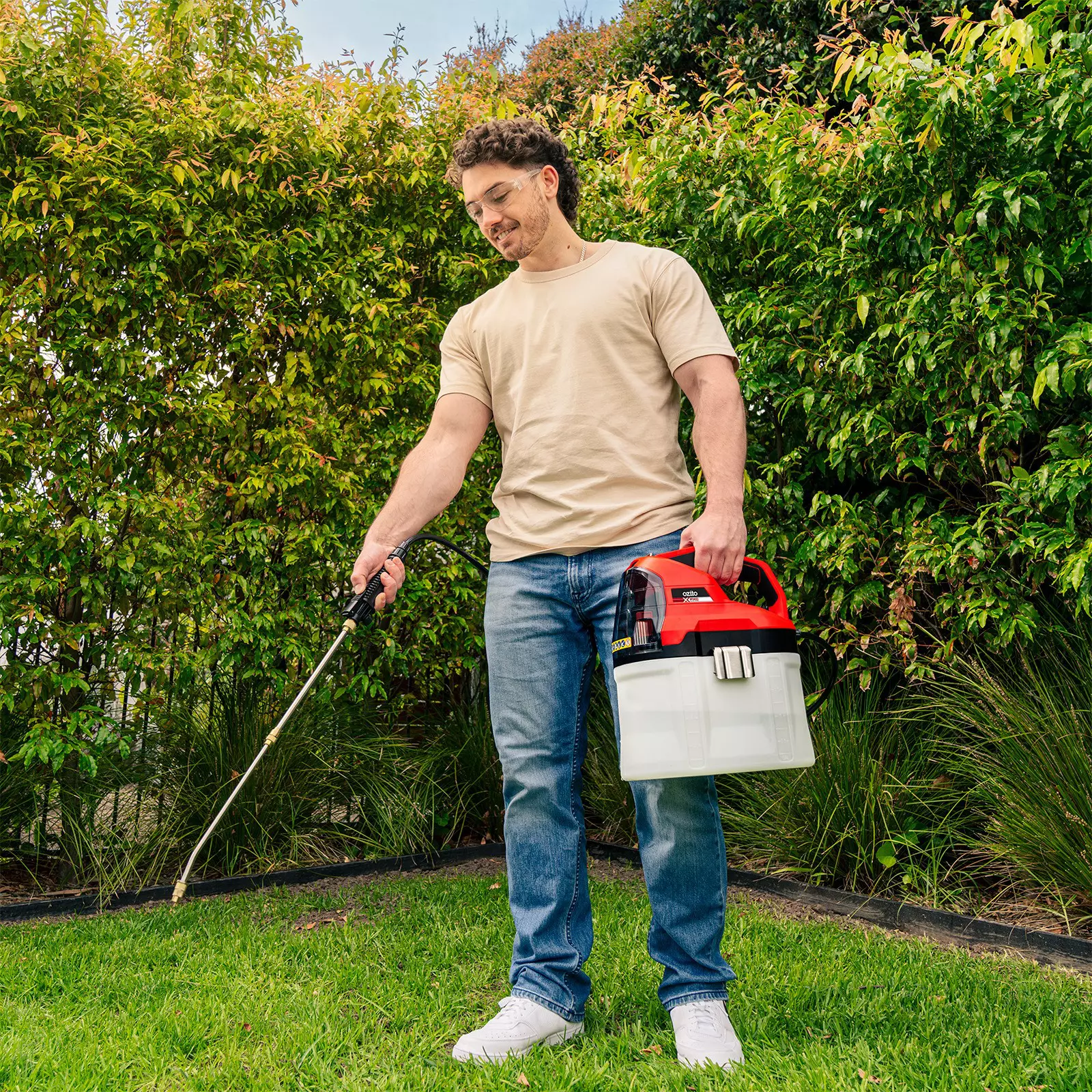 ozito-cordless-pressure-sprayer-3001342-example_usage-103