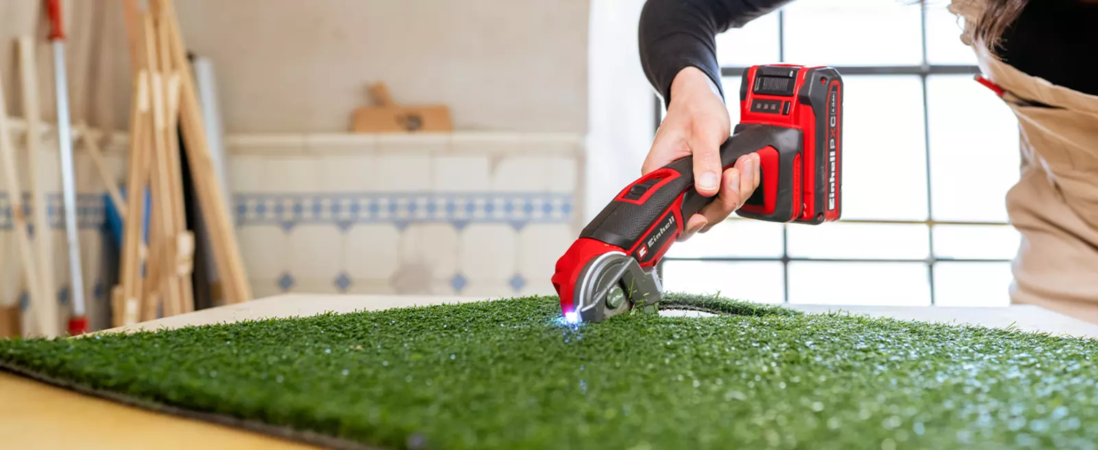 Різання штучного газону