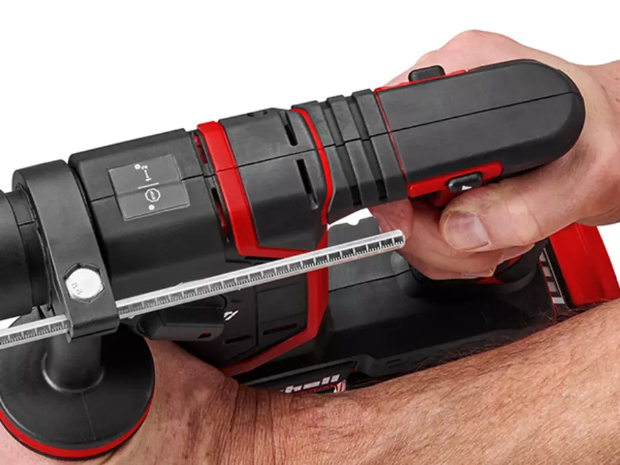 Vista de perto da função antivibração na pega com amortecimento do Einhell martelo perfurador a bateria TP-HD 18/17-C Li BL - Solo.