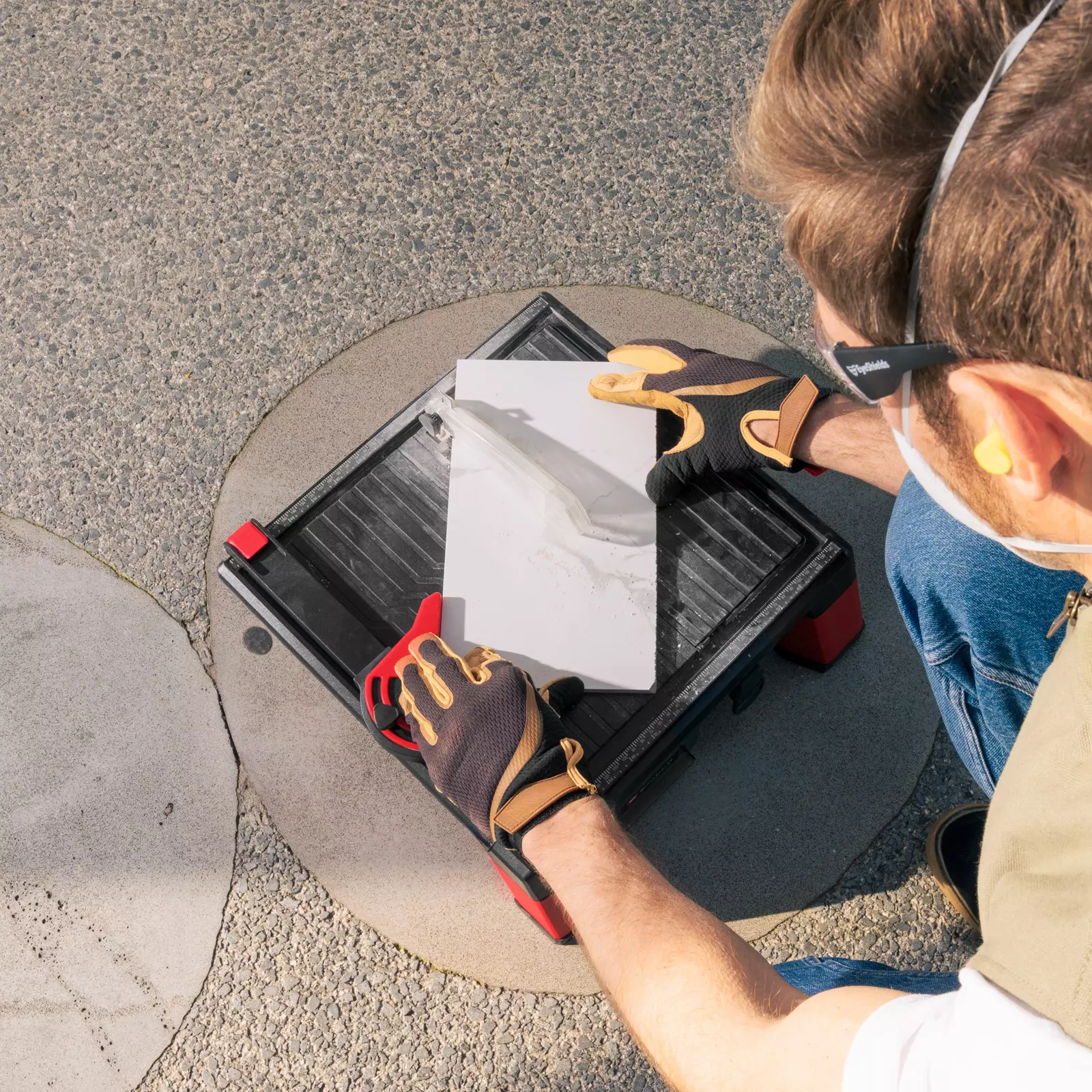 ozito-cordless-tile-cutting-machine-3001227-example_usage-103