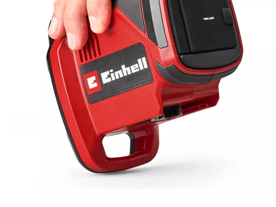 Die Einhell Akku-Energiestation TC-ES 18/150/1 Li-Solo wird von einer Hand an einem Aufhängehaken gehalten.