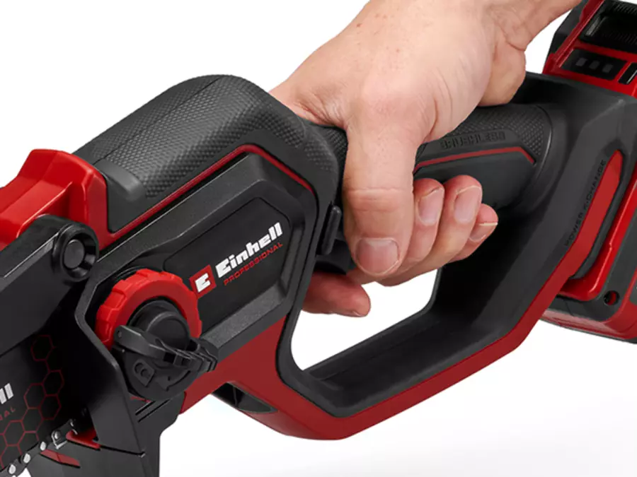 Hand greift den ergonomischen Griff der Einhell Akku-Astkettensäge GP-PS 18/20 Li BL