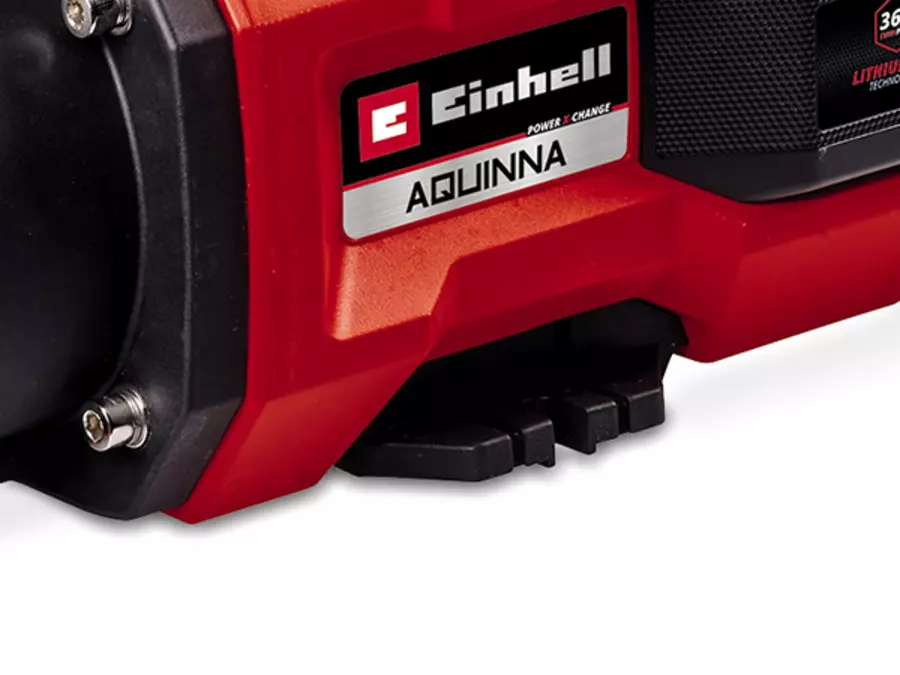 Unterseite der Einhell Akku-Gartenpumpe AQUINNA 36/38 F LED mit Befestigungslöchern zur stationären Montage.