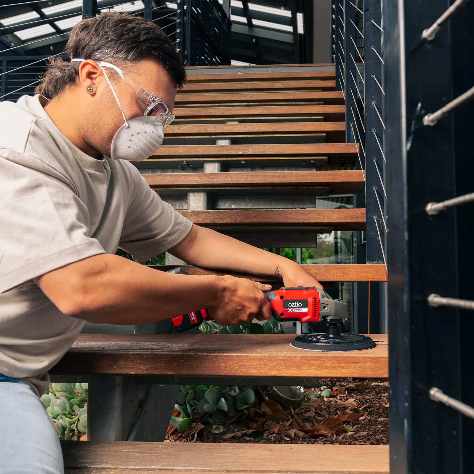 ozito-cl-polishing-sanding-machine-3000545-example_usage-101