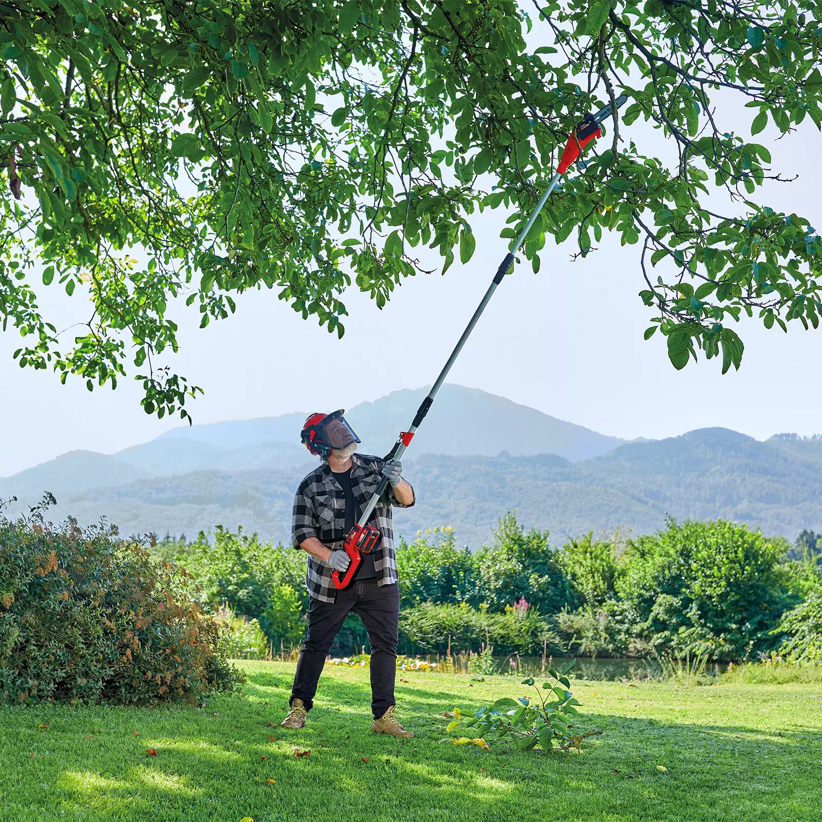 ozito-cordless-pole-mounted-powered-pruner-3001087-example_usage-101