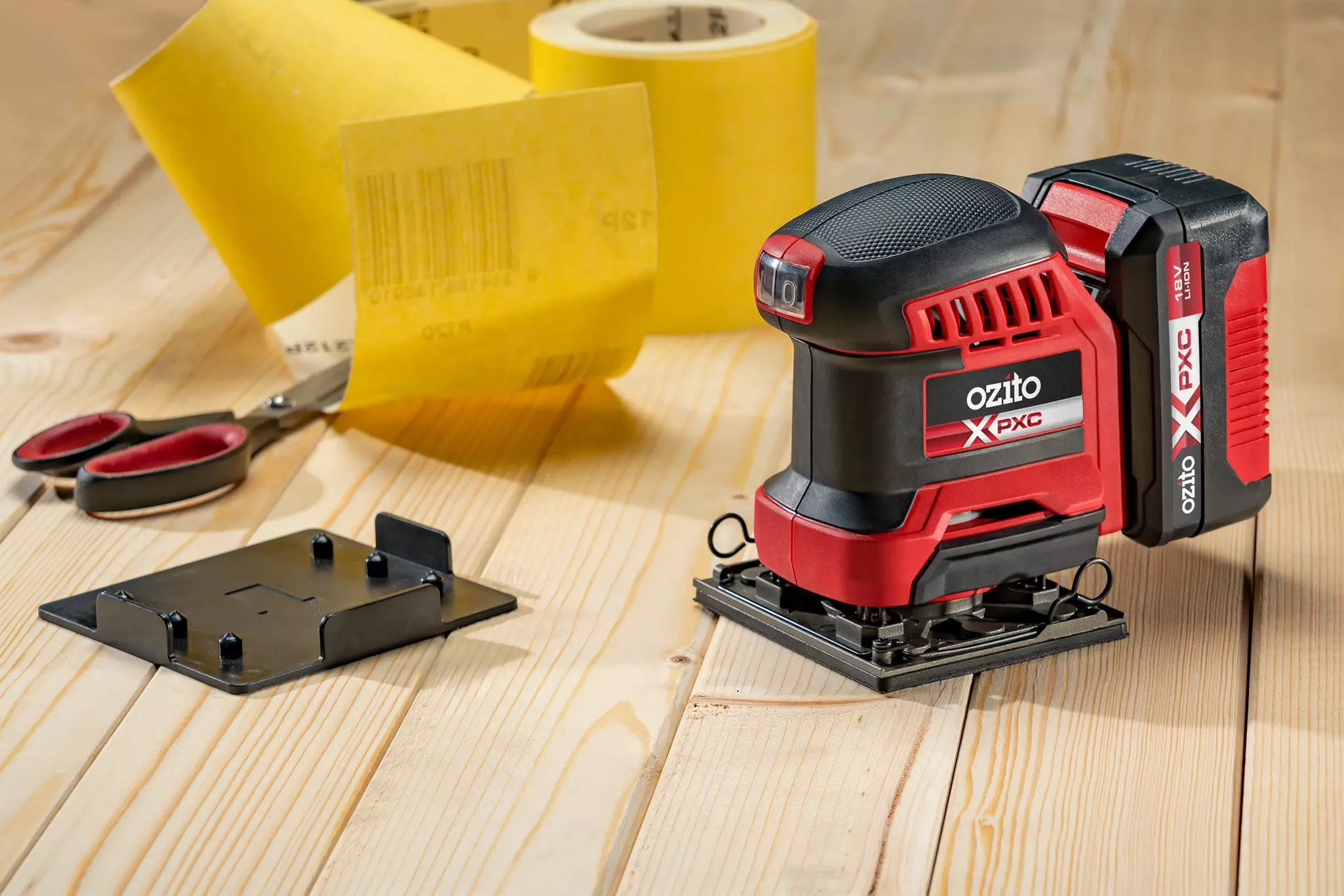 ozito-cordless-palm-sander-3001071-example_usage-105