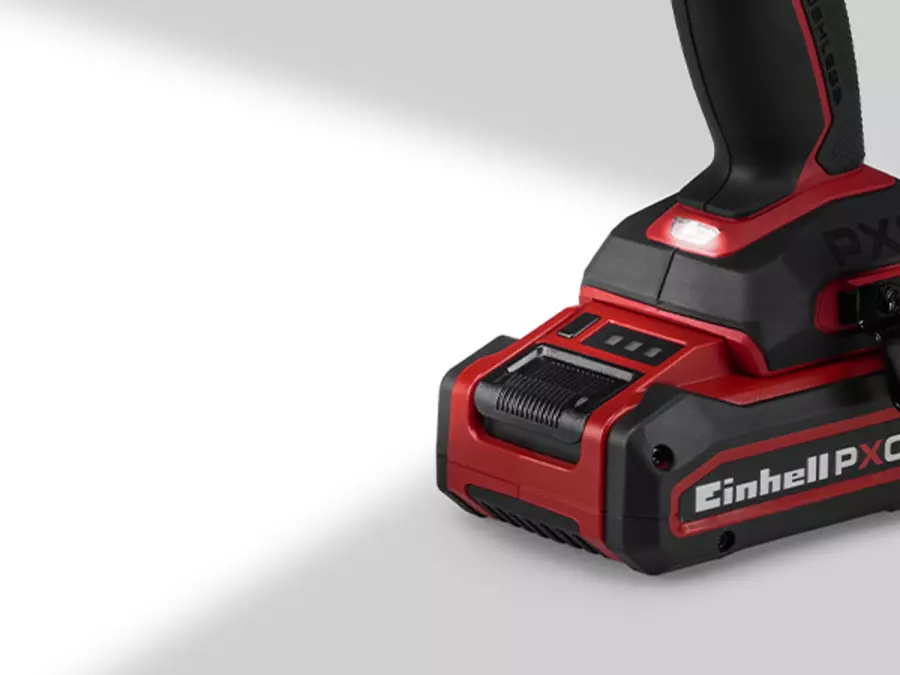 Der Einhell Akku-Bohrschrauber TP-CD 18/50-C Li BL mit leuchtender LED am unteren Teil des Gehäuses.