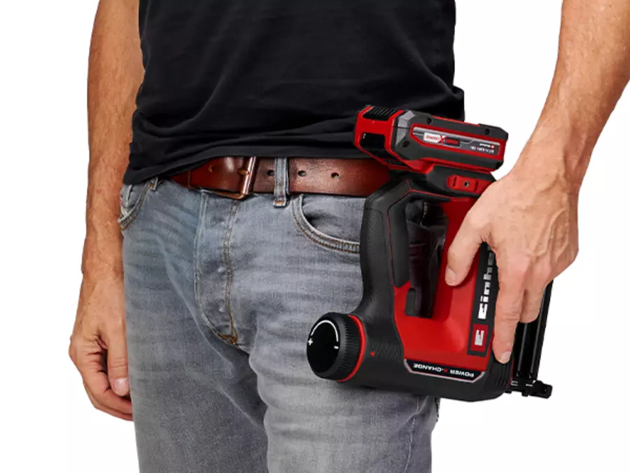 Der Einhell Akku-Nagler TE-CN 18/32 Li – Solo wird mithilfe des Gürtelclips am Hosenbund getragen.