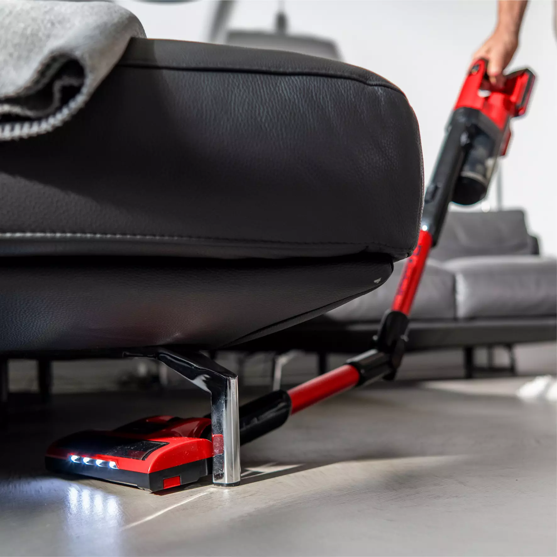 einhell-expert-cordless-handstick-vacuum-cleaner-2347189-example_usage-001