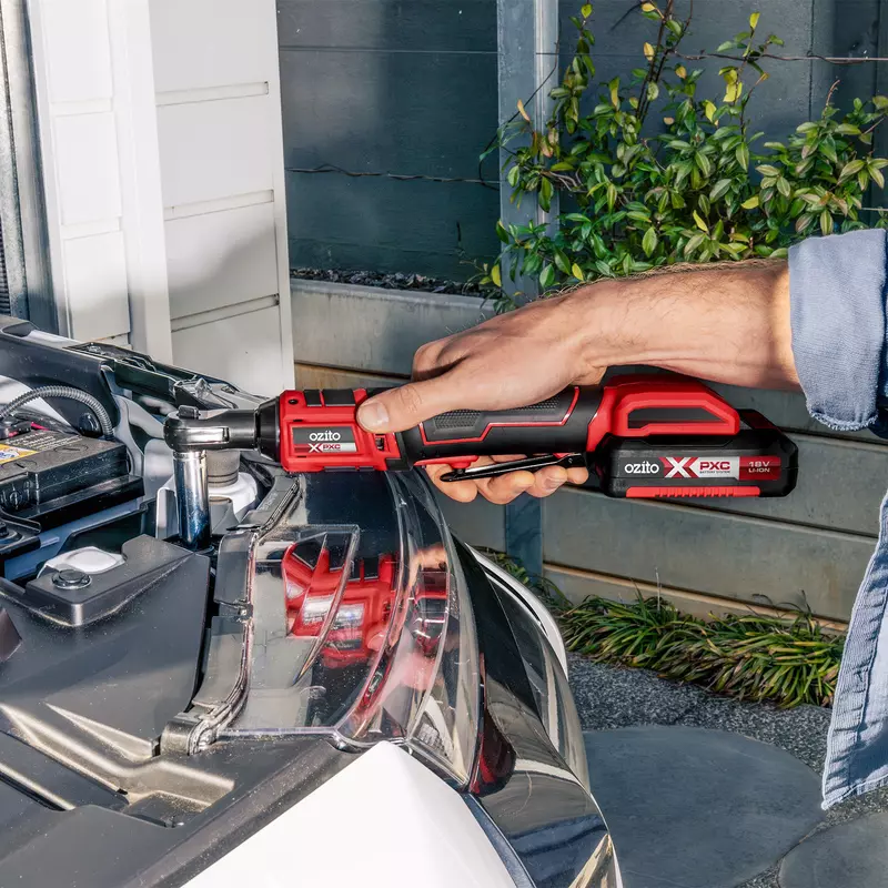 ozito-cordless-ratchet-wrench-3001113-example_usage-103