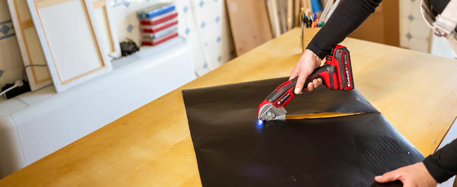 Різання лінолеуму