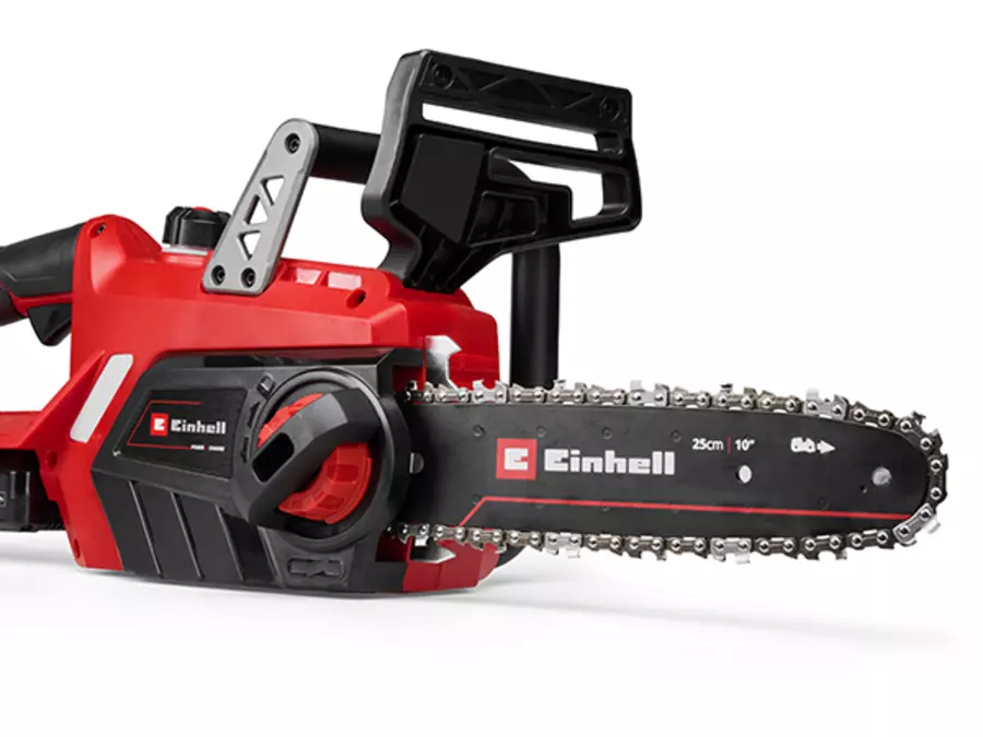 Seitenansicht der Einhell Akku-Kettensäge GE-LC 18/25-1 Li Kit (1x2,5Ah) mit sichtbarer Schwertabdeckung und Kettenspanner.