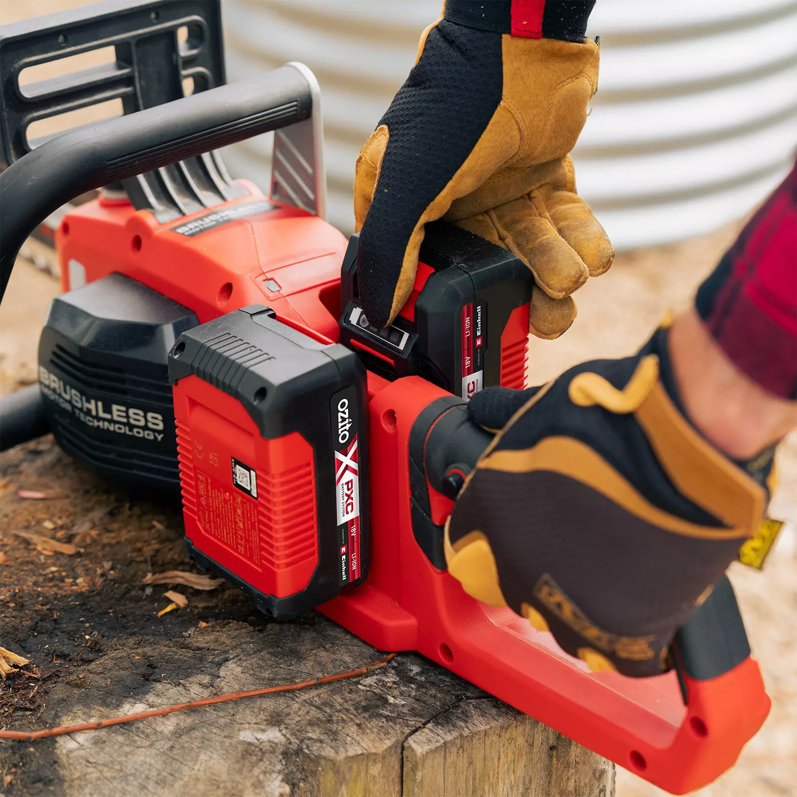 ozito-cordless-chain-saw-3001365-example_usage-103