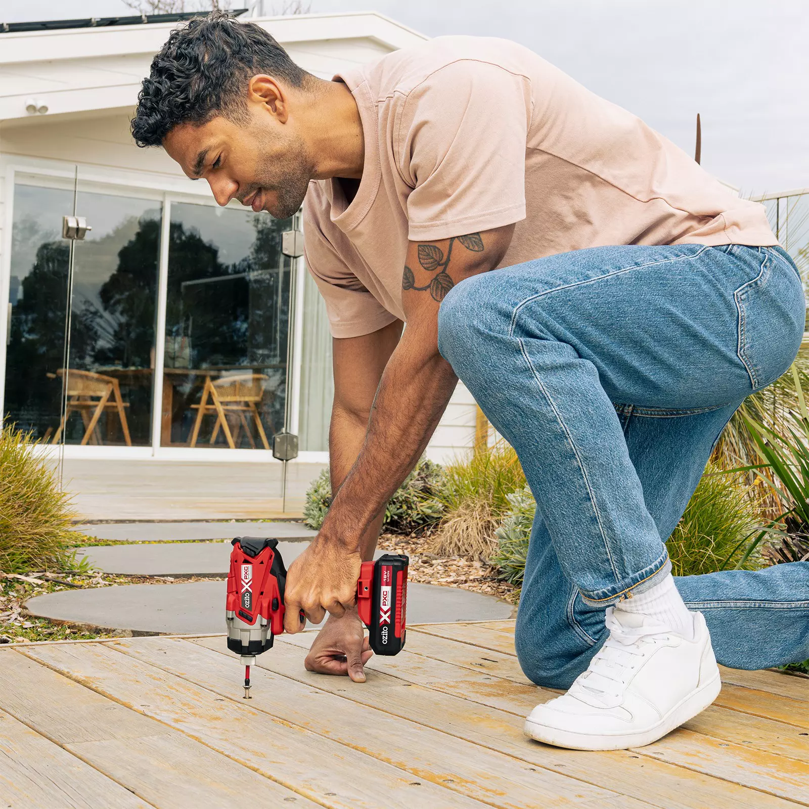 ozito-power-tool-kit-3001256-example_usage-102