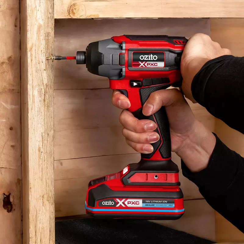 ozito-cordless-impact-driver-3001172-example_usage-104