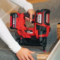 ozito-cordless-tacker-3001229-example_usage-103