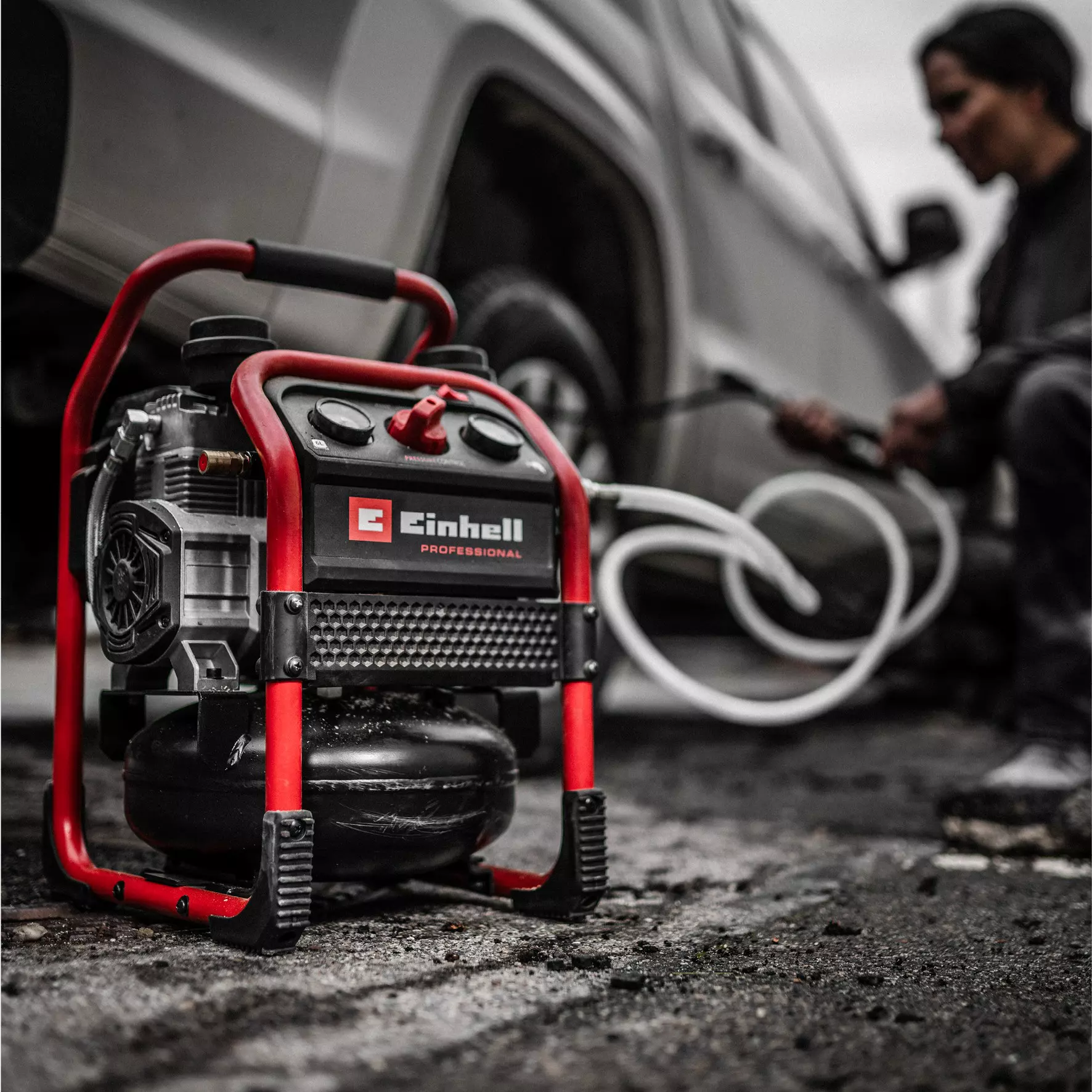 einhell-professional-cordless-air-compressor-4020385-example_usage-001